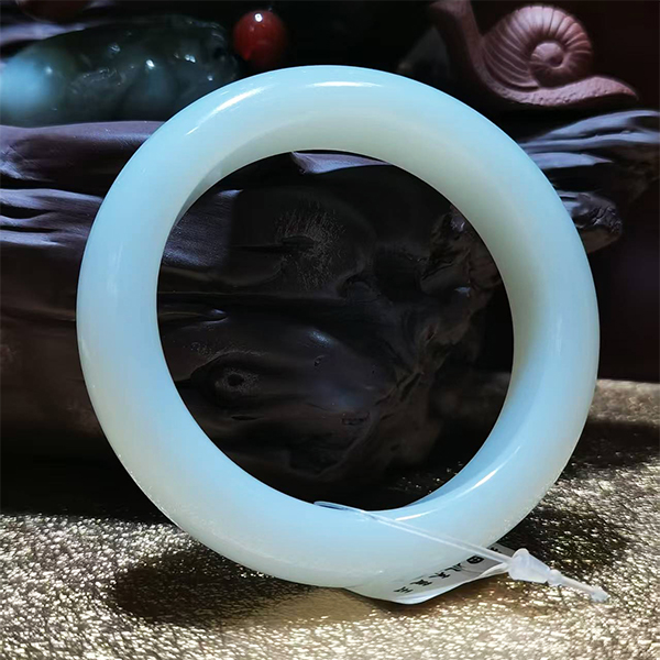 和田羊脂玉手镯（天然蓝光）